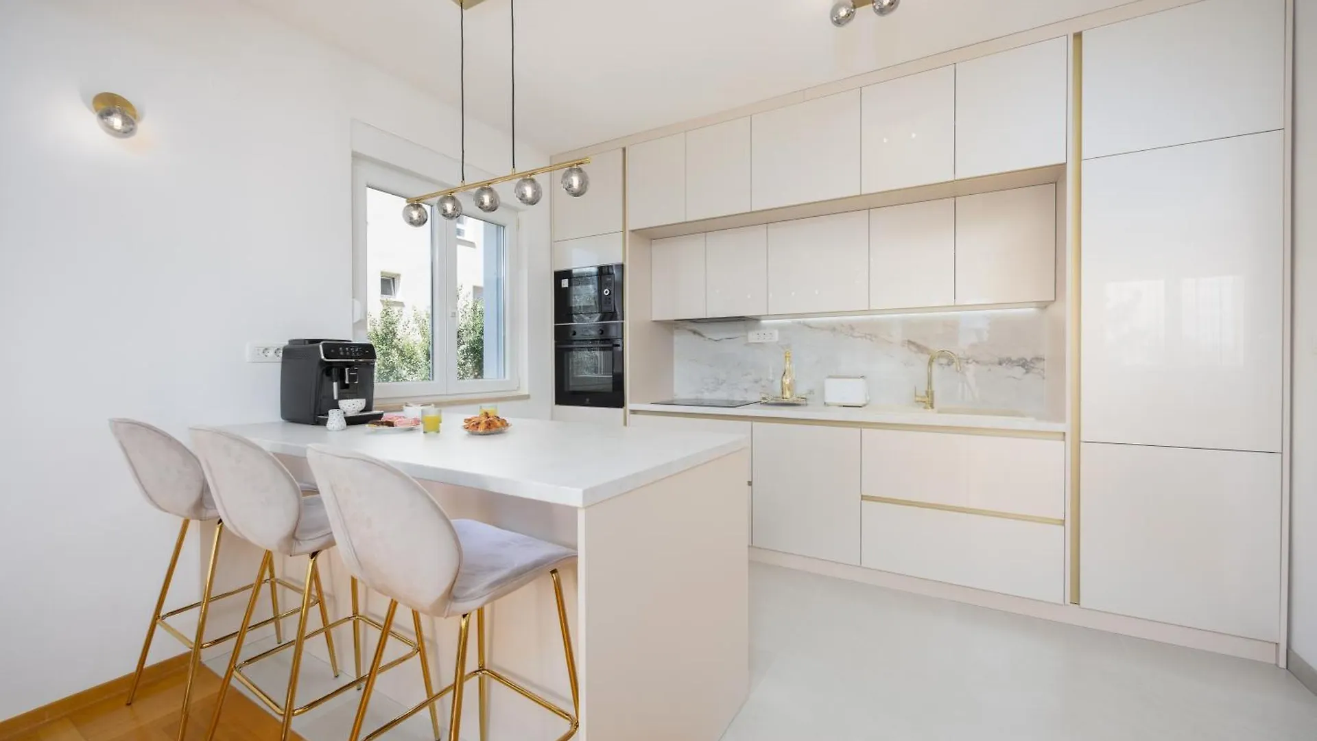 Marivi - Luxury Apartment Above The Beach Znjan スプリト 0*,  クロアチア